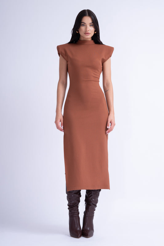 Robe midi marron avec épaules surdimensionnées et fente latérale