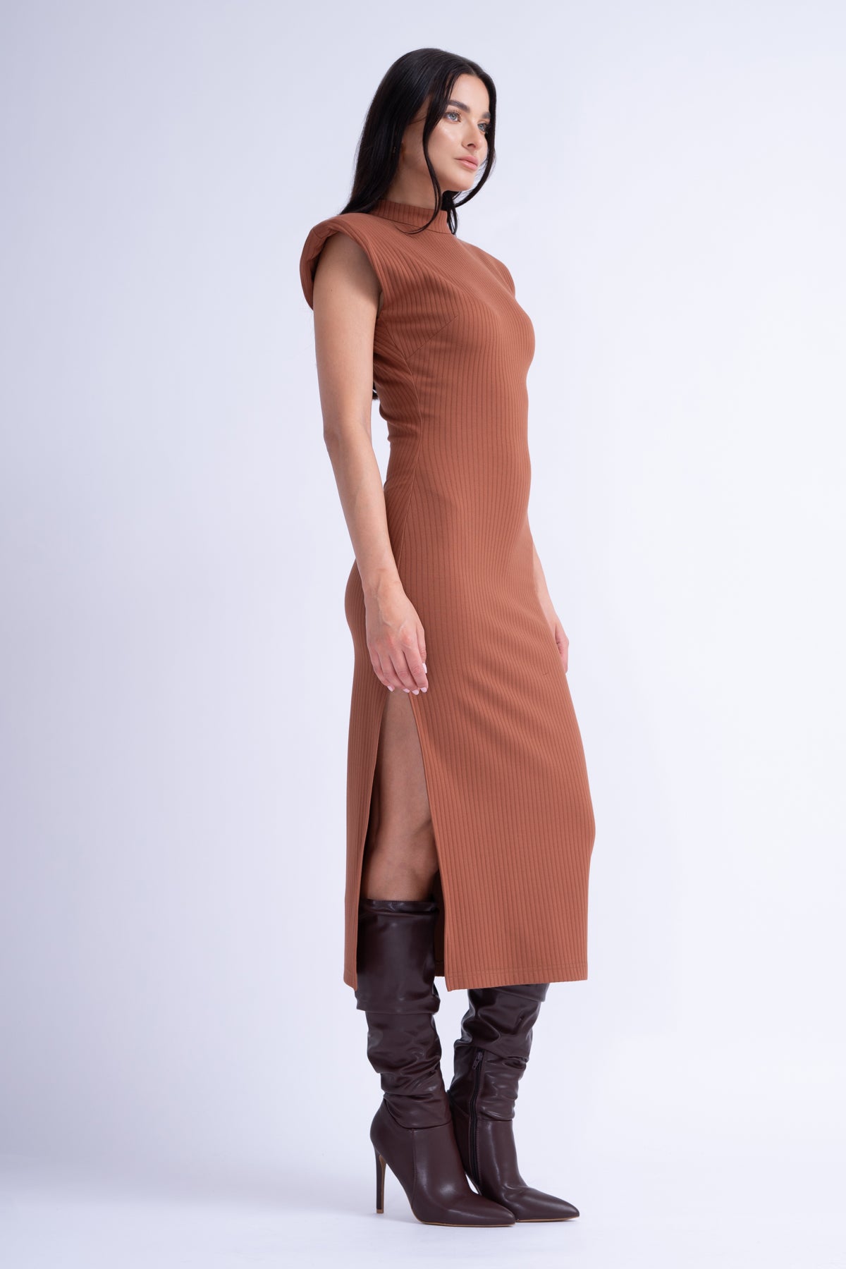 Brown Midi Dress With Oversized Shoulders And Side Slit