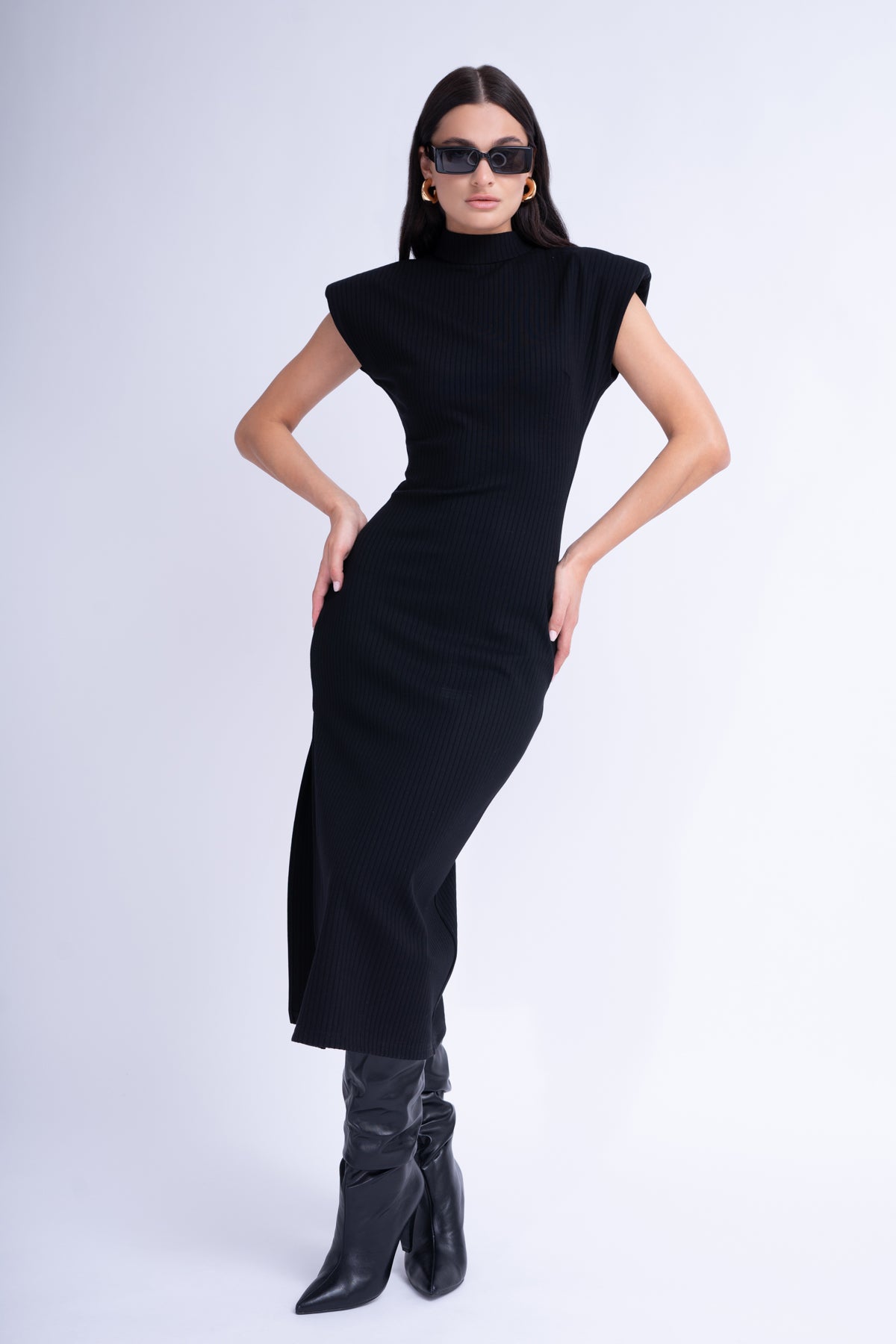 Rochie Midi Neagra cu Umeri Supradimensionati si Slit