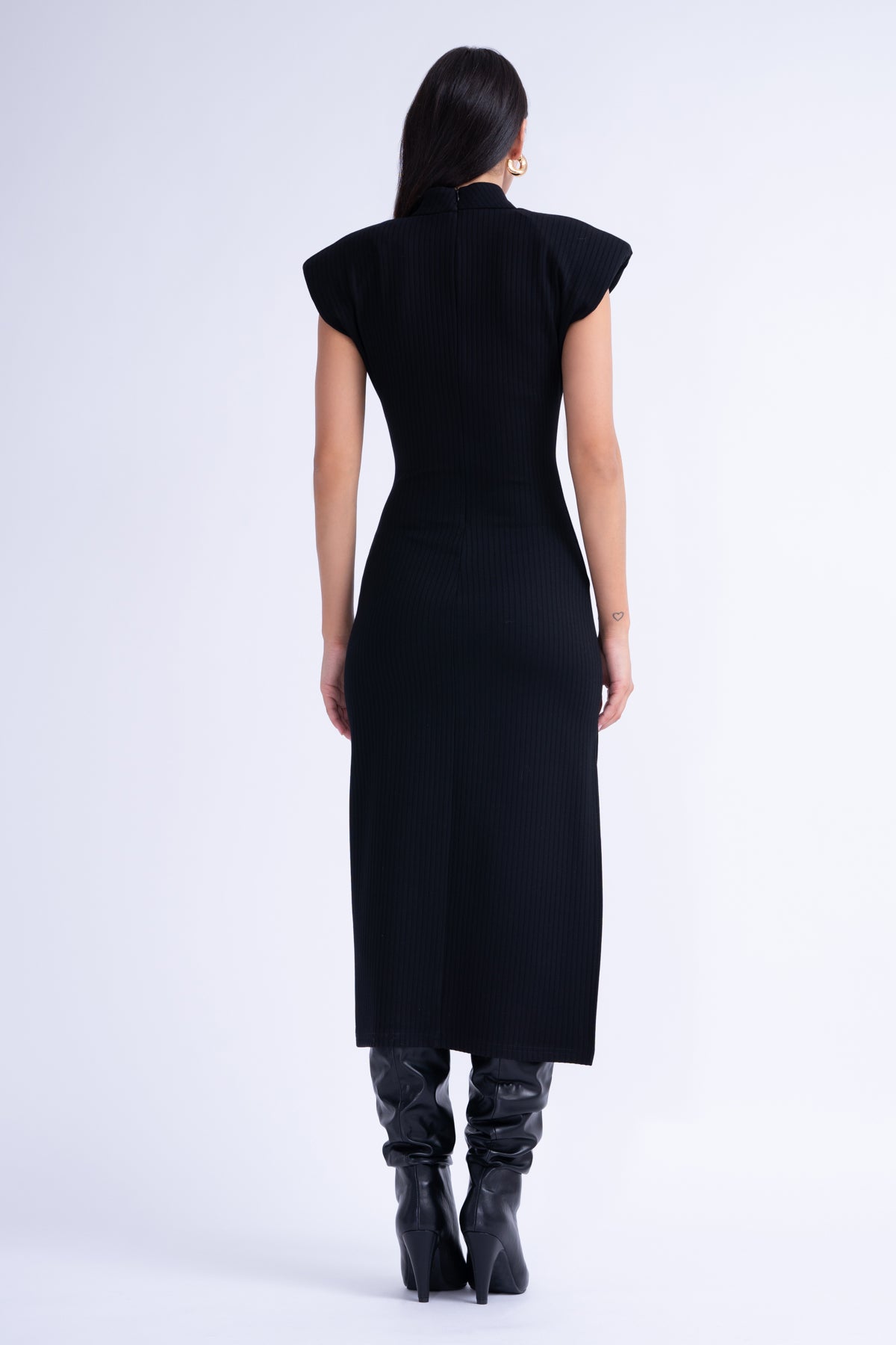 Black Midi Dress With Oversized Shoulders And Side Slit