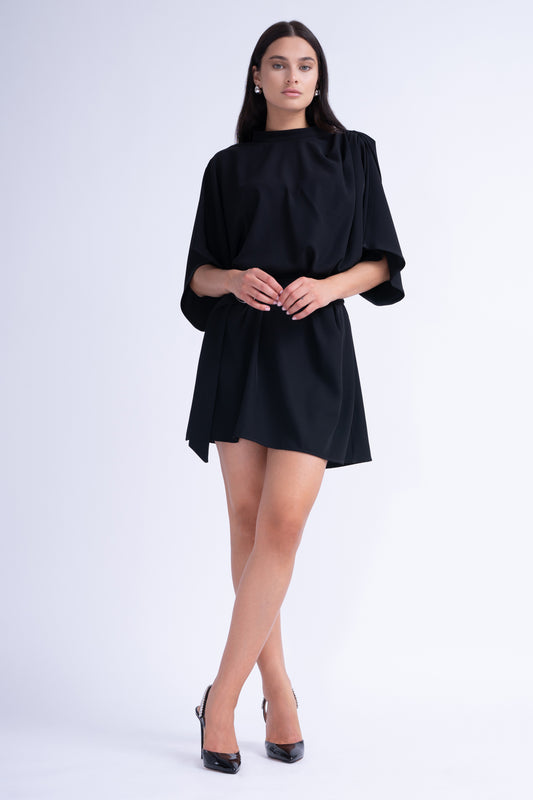 Mini-robe noire avec plis et ceinture