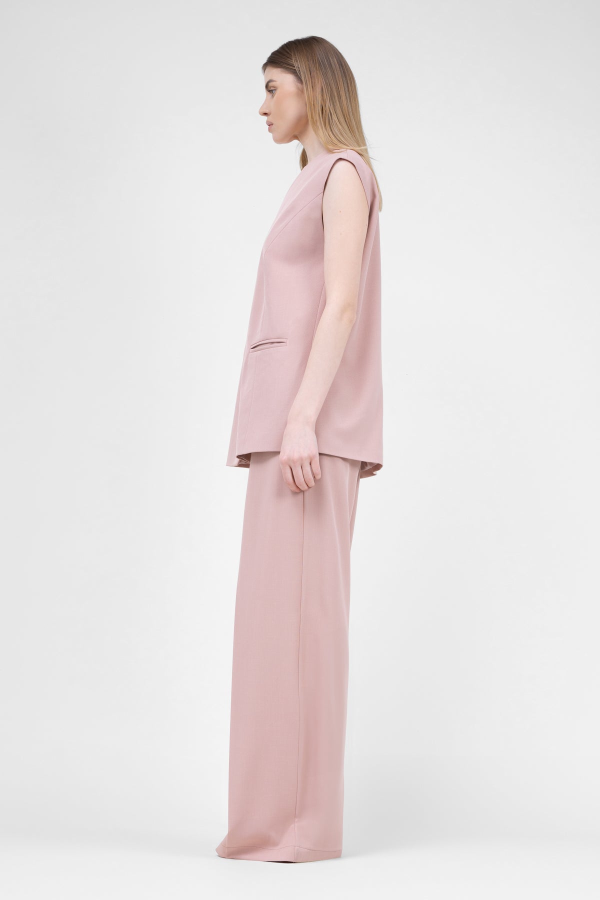 Costum cu vesta oversized si pantaloni ultra wide leg roz pastel