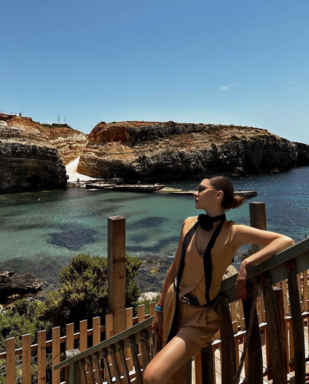 Costum camel cu vesta si pantaloni scurti