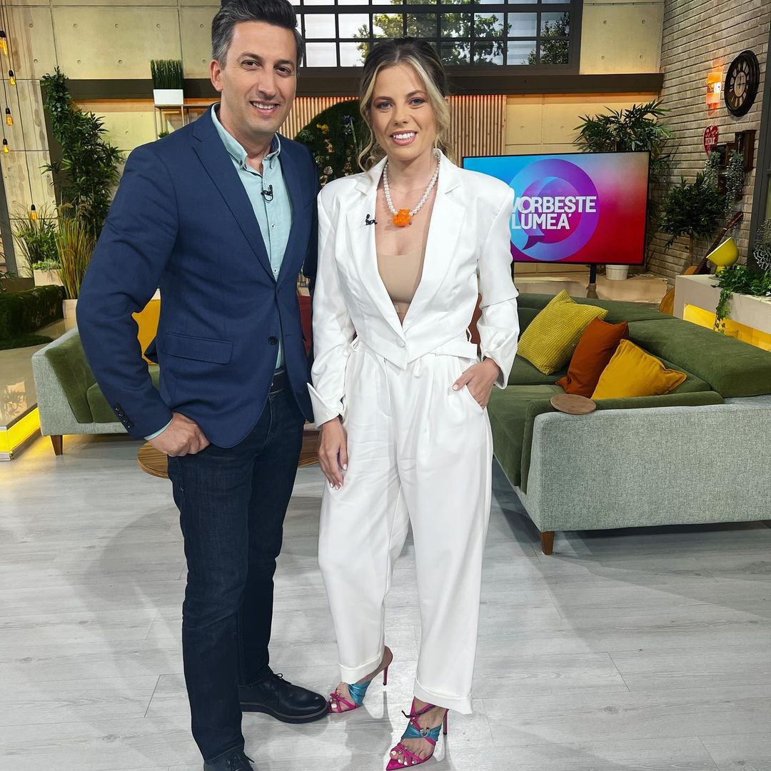 Costum alb cu sacou cropped si pantaloni cropped