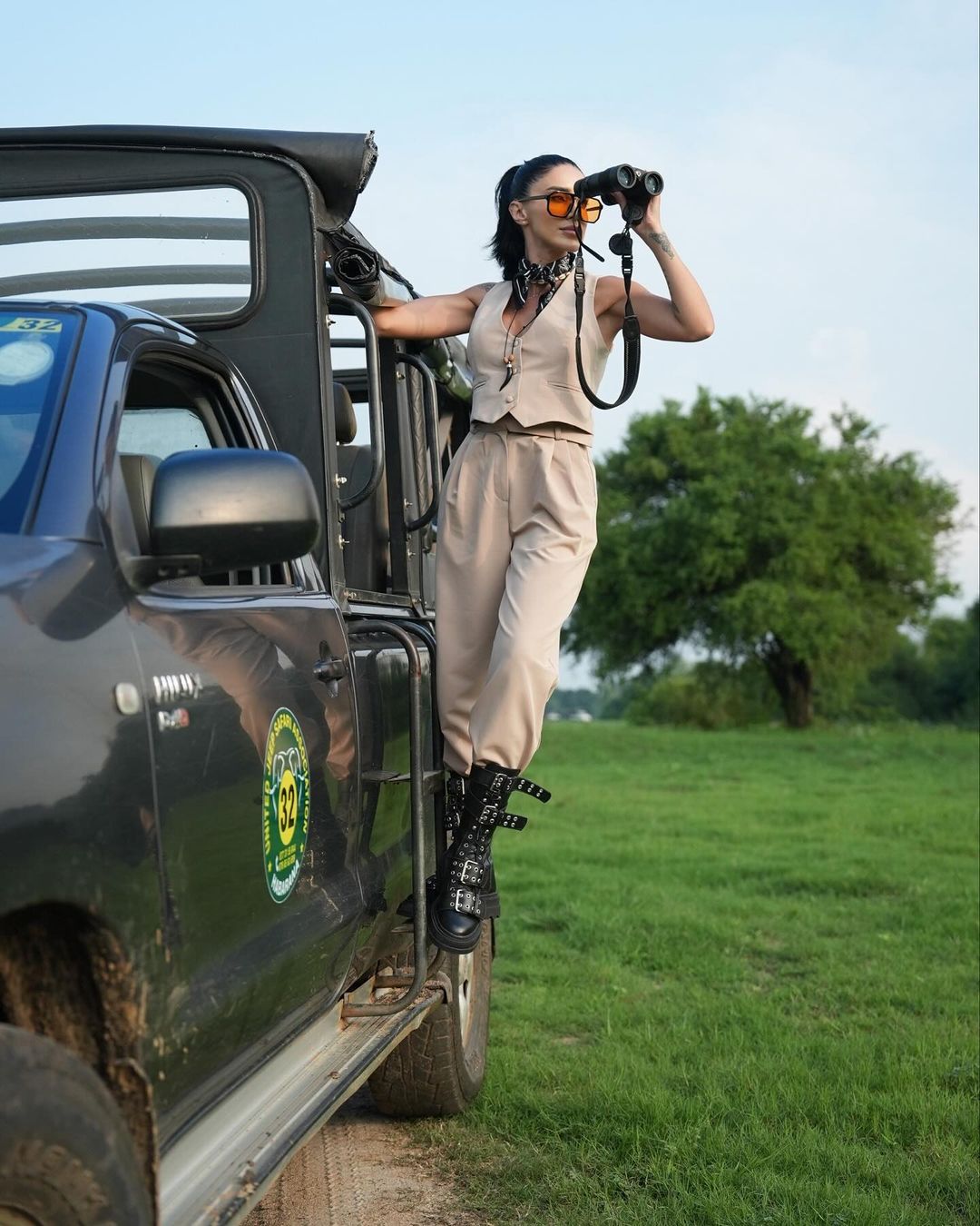 Costum nude cu vesta si pantalon cropped