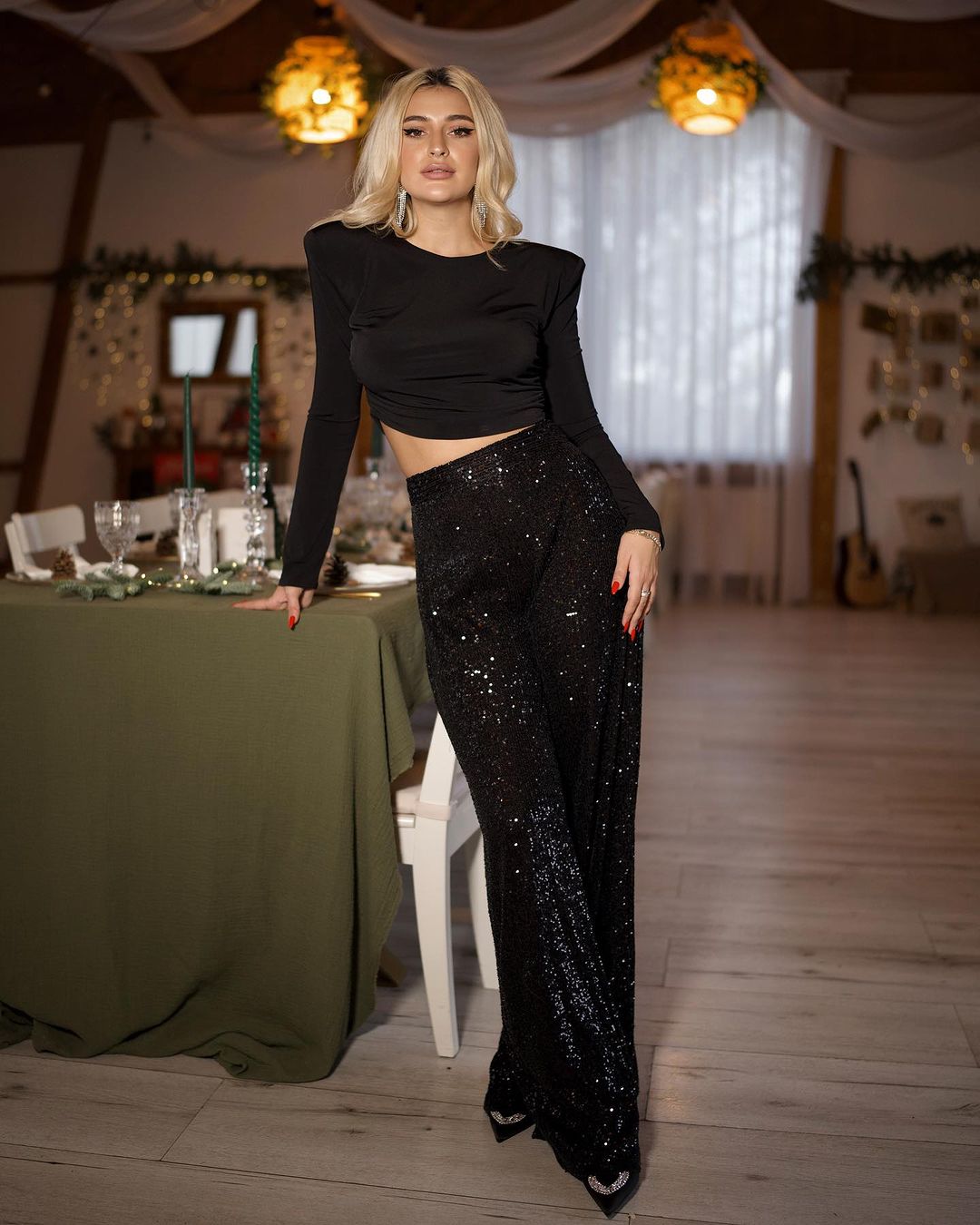 Pantaloni wide leg cu talie inalta din paiete negre