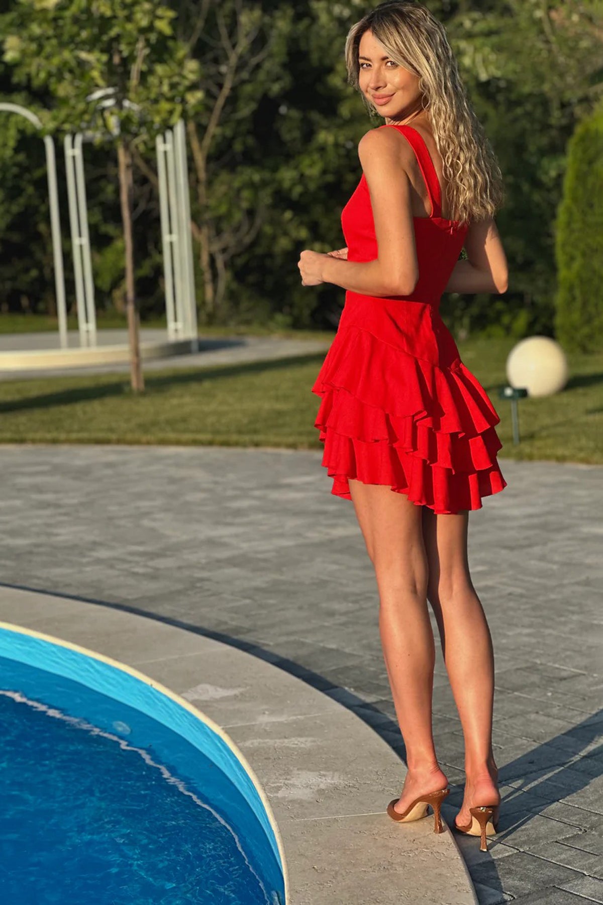 Rochie mini bej din in texturat, croială cambrată și volane suprapuse