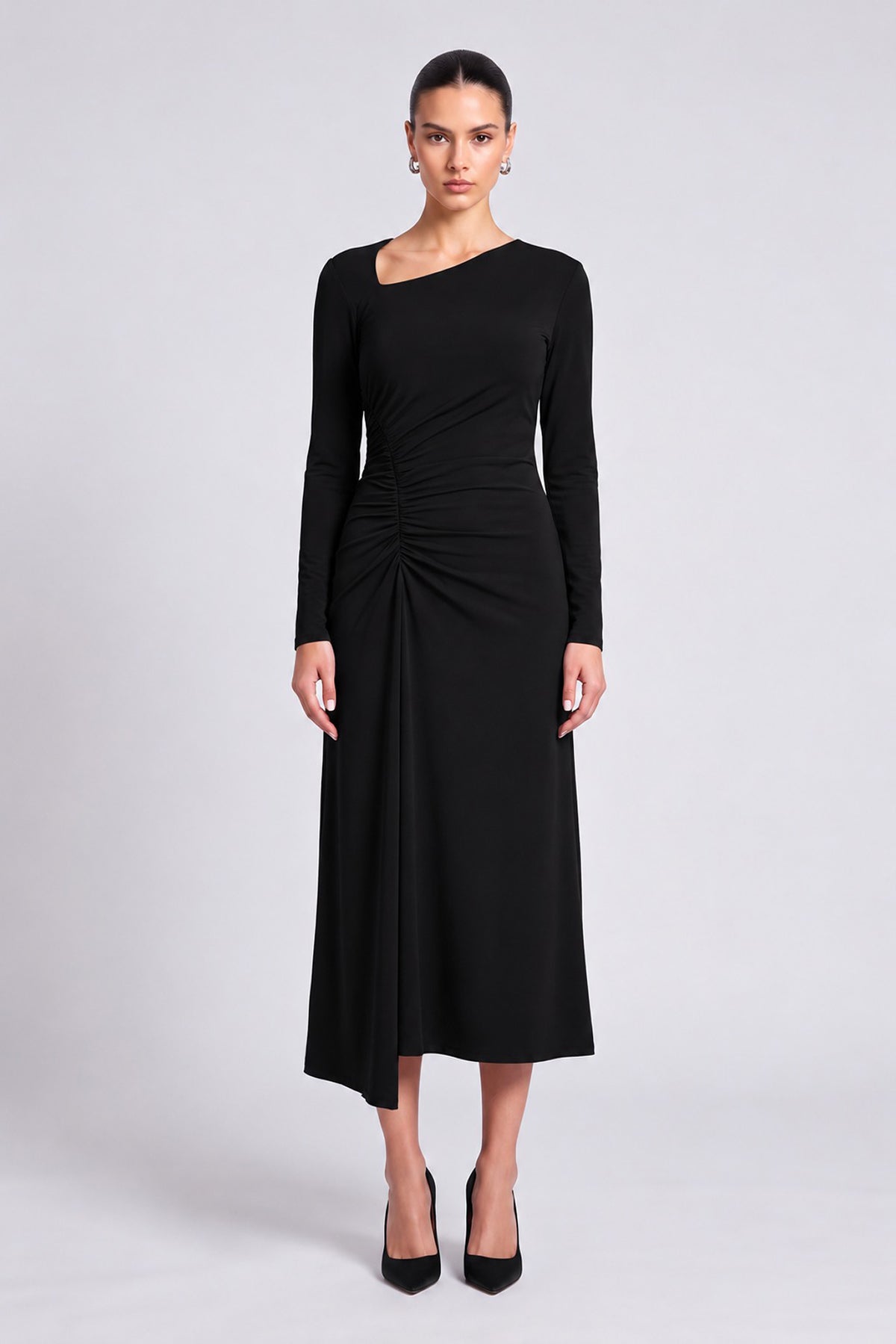 Rochie midi neagra cu decolteu asimetric și drapaj lateral