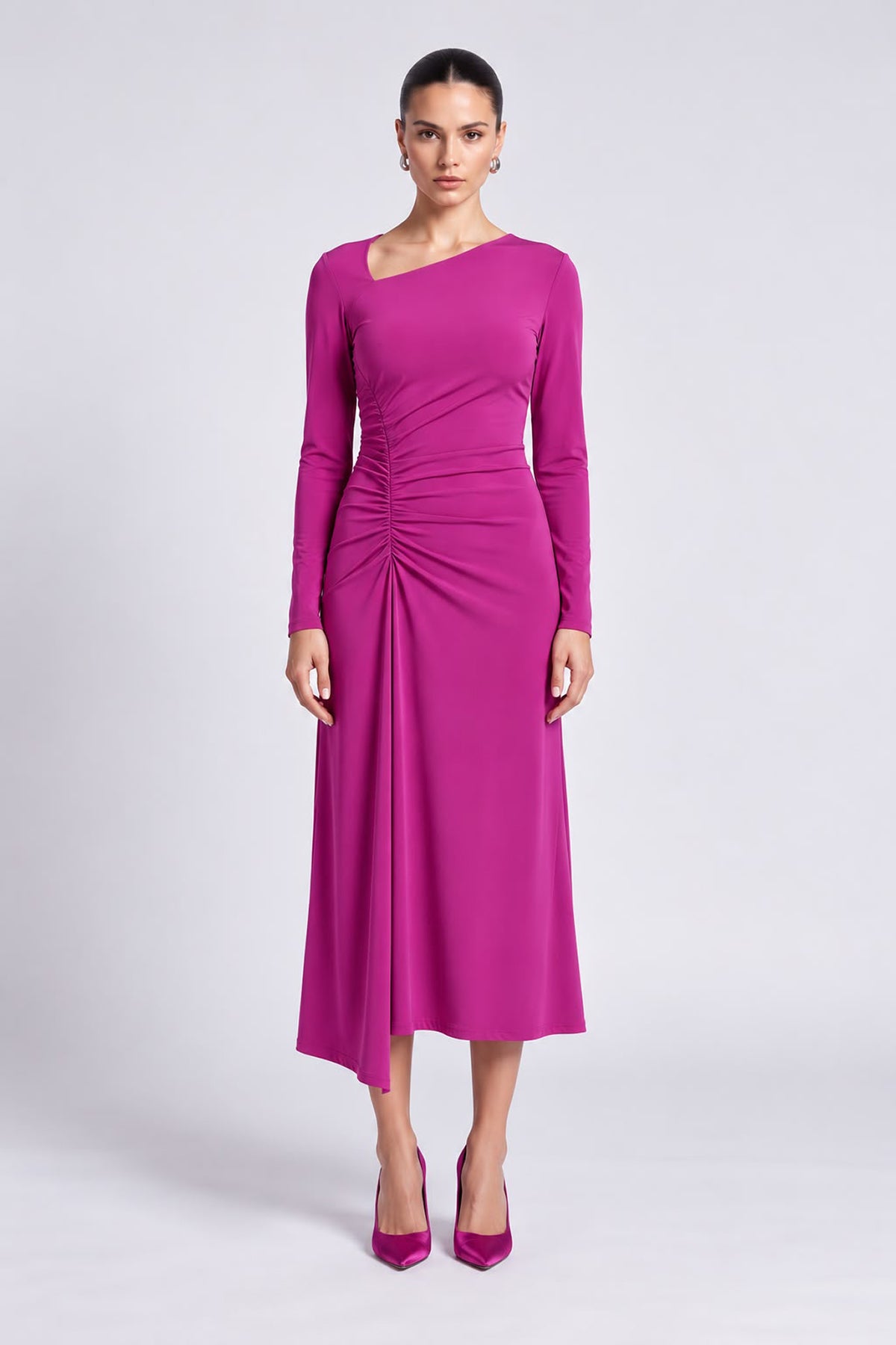 Rochie midi fucsia cu decolteu asimetric și drapaj lateral