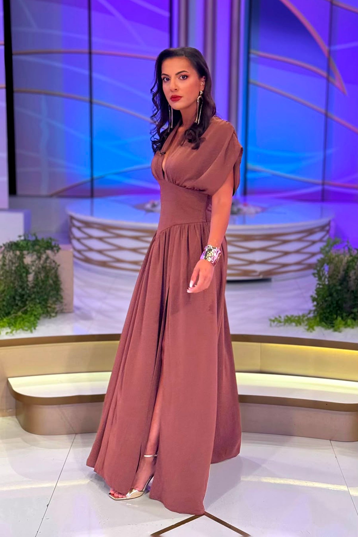 Rochie lungă roz cu talie accentuată și șliț lateral
