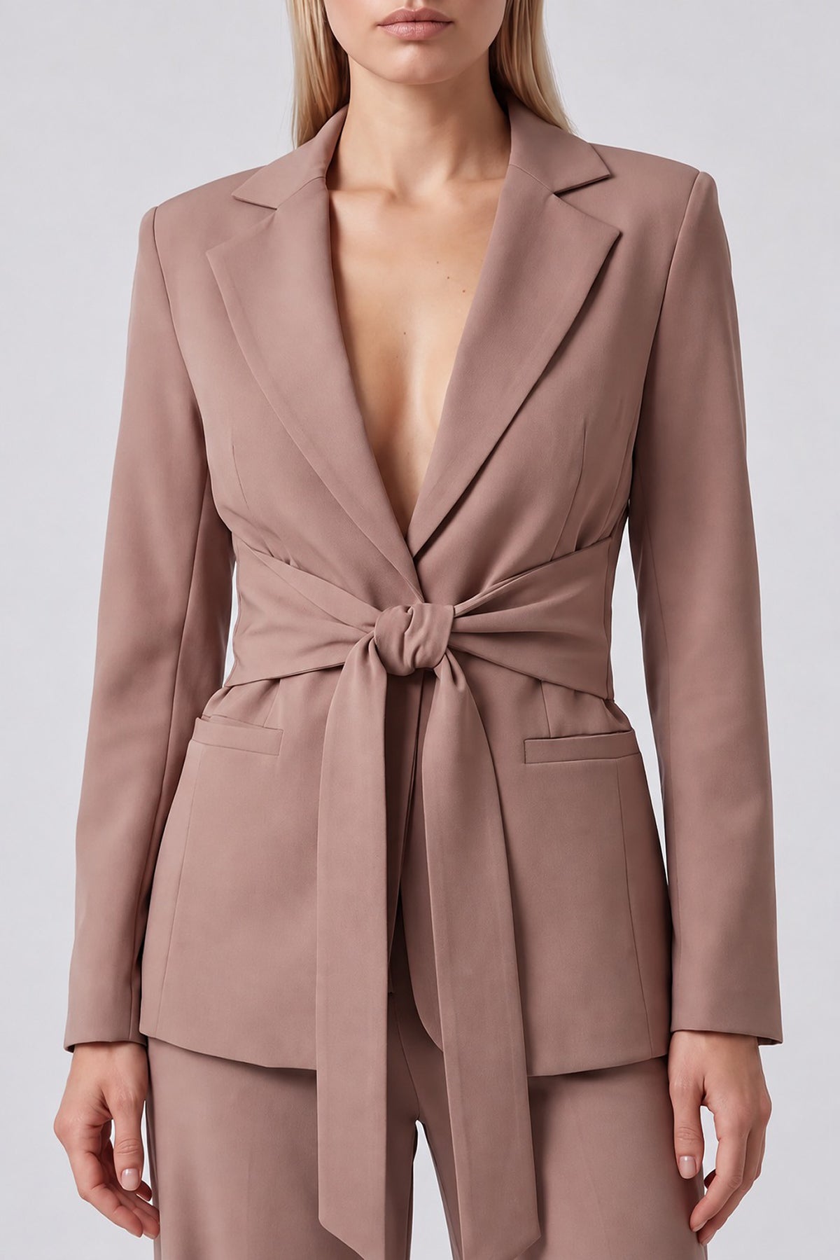 Costum roz pudrat cu sacou cambrat cu cordon și pantaloni wide leg