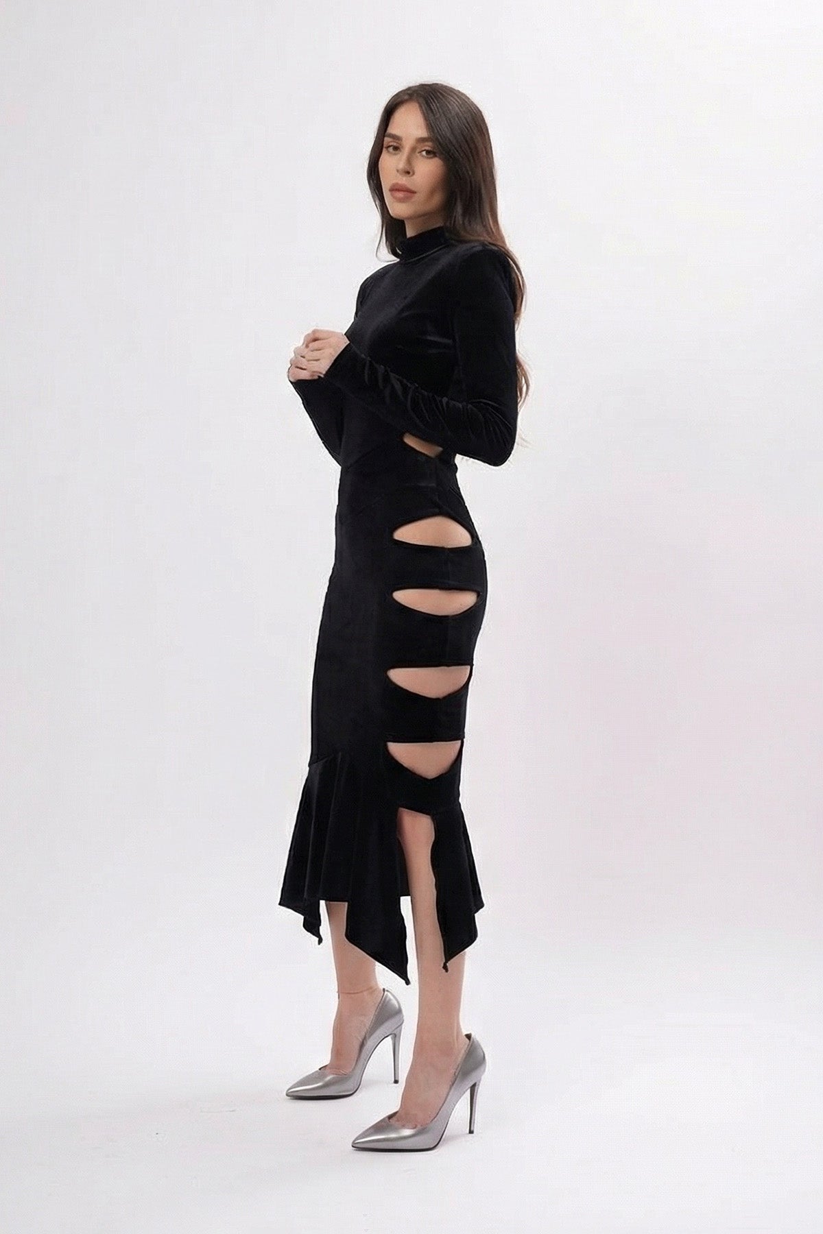 Rochie Neagra din Catifea Midi cu Decupaje și Volan Asimetric 