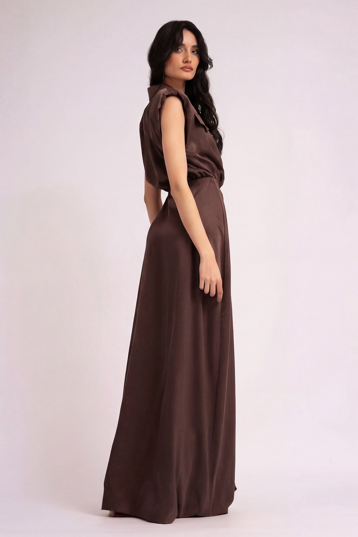 Rochie maro maxi cu umeri supradimensionati si crapatura pe picior