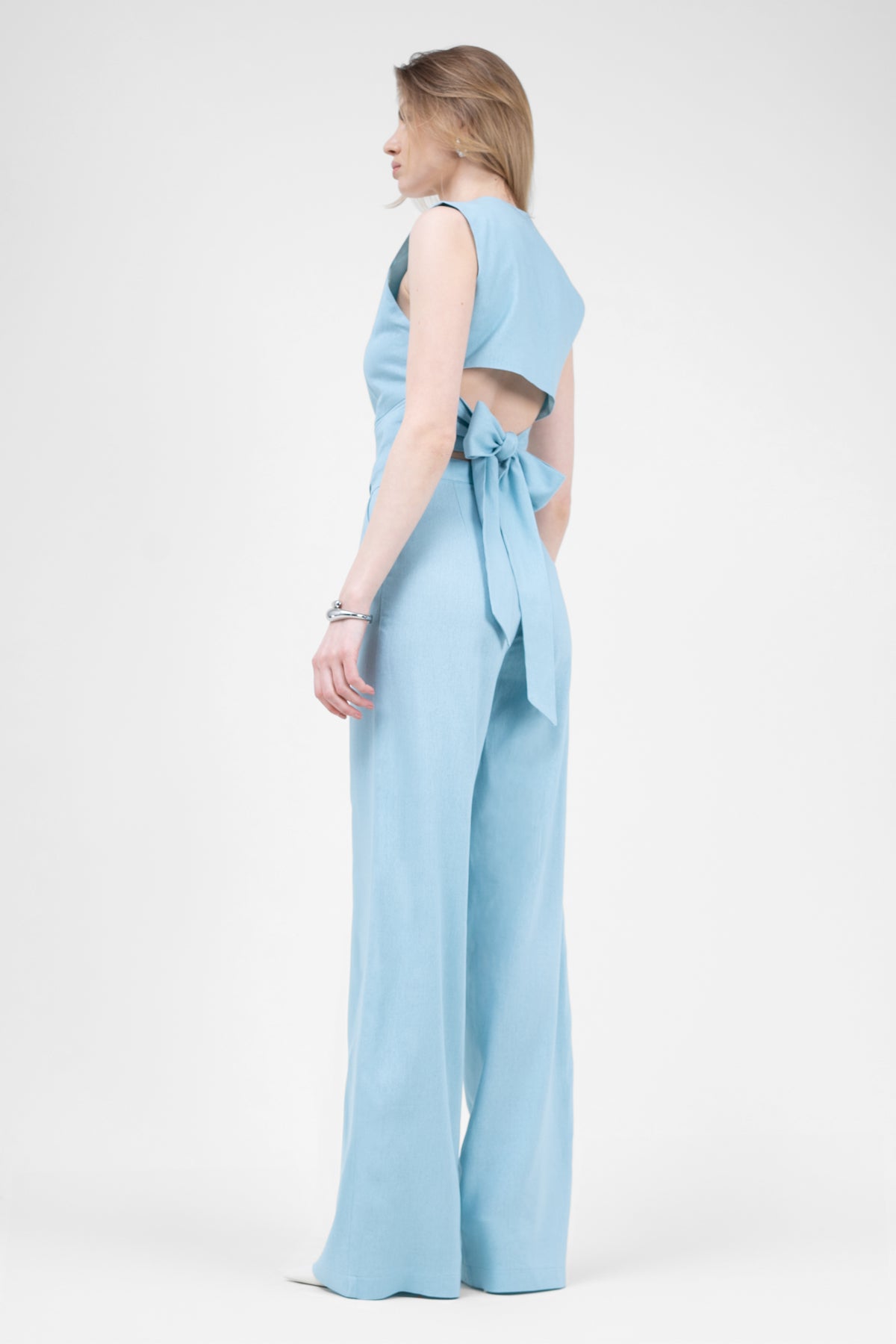 Costum baby blue cu vesta decupata si pantaloni drepti