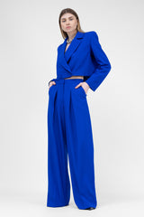 Costum albastru electric cu sacou cropped si pantaloni ultra wide leg