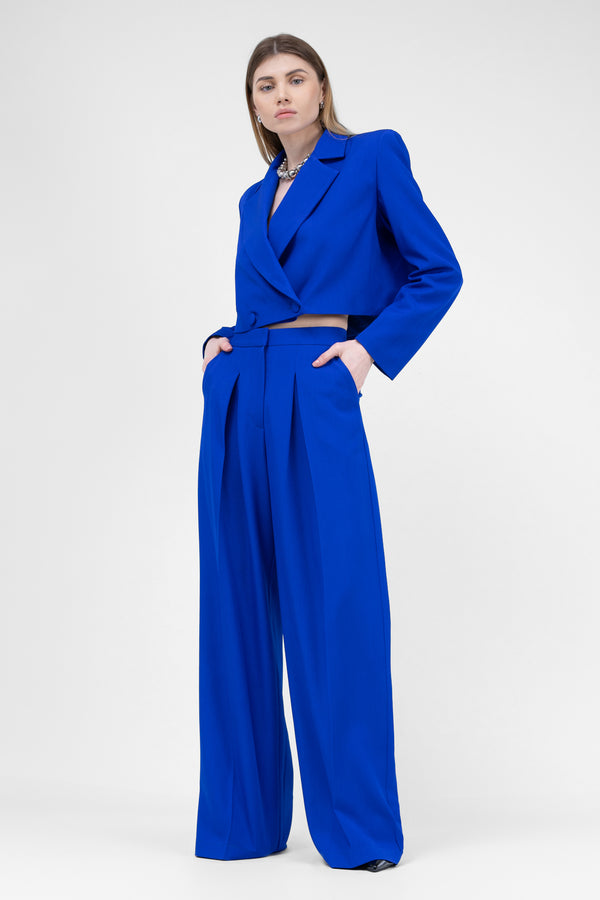 Costum albastru electric cu sacou cropped si pantaloni ultra wide leg