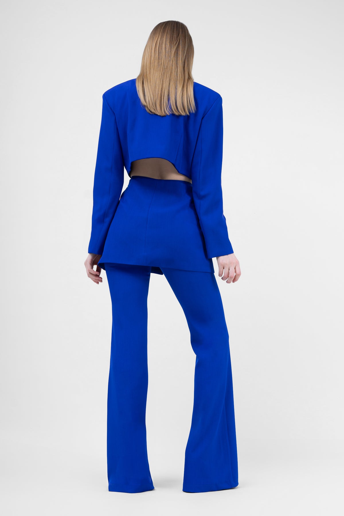Costum albastru electric cu sacou decupat si pantaloni evazati