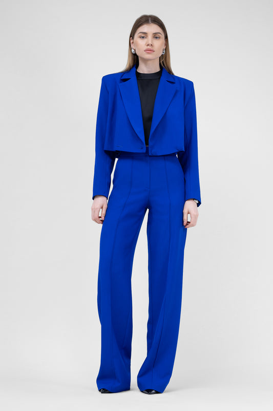 Costume bleu électrique avec blazer court et pantalon à rayures