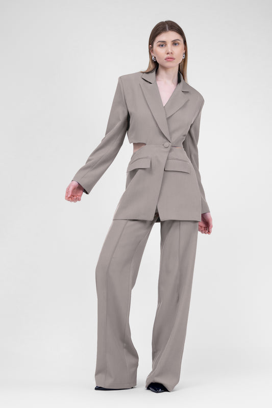 Costume beige avec blazer avec découpe à la taille et pantalon à rayures