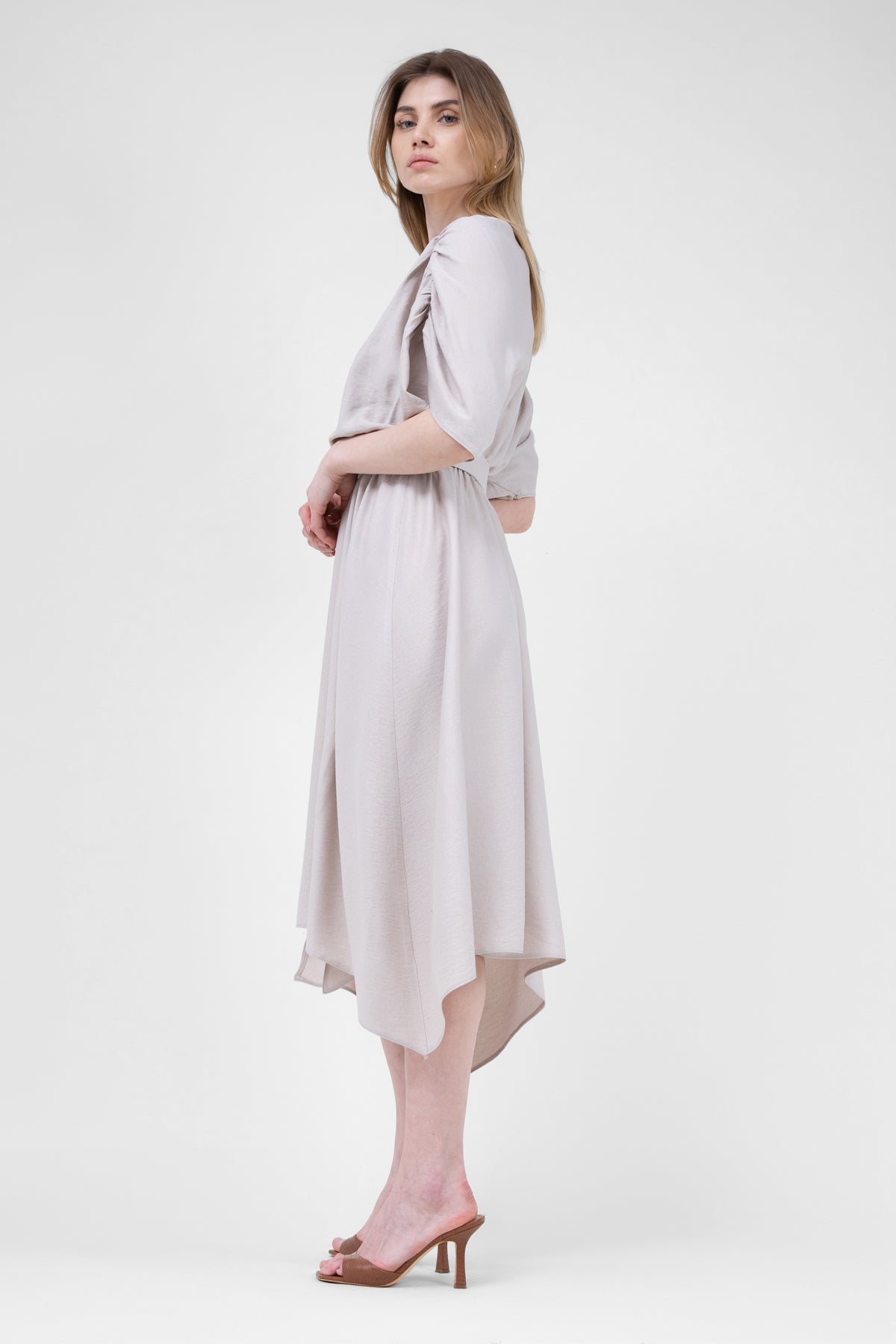 Rochie midi bej cu bust drapat si curea