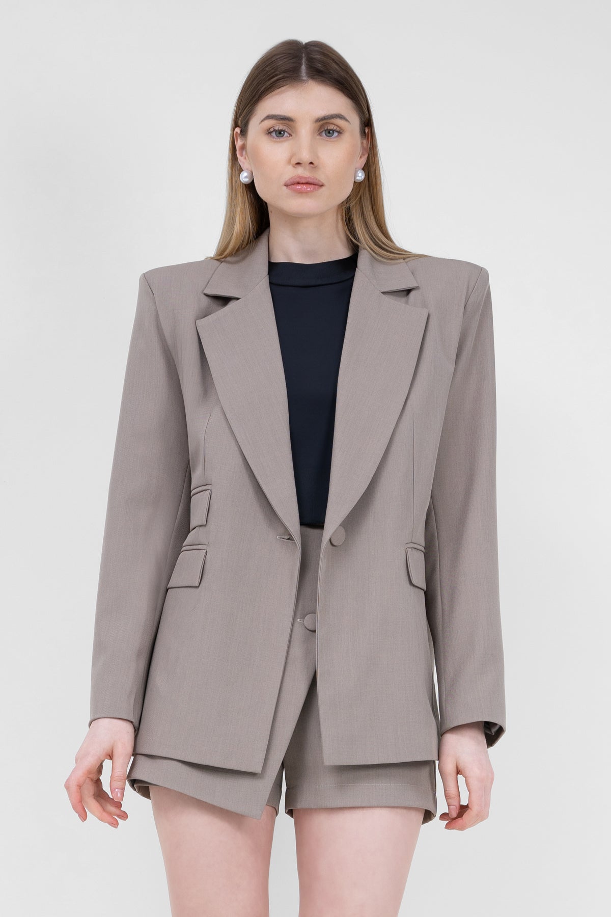 Costum bej cu sacou regular cu buzunar dublu si fusta pantalon