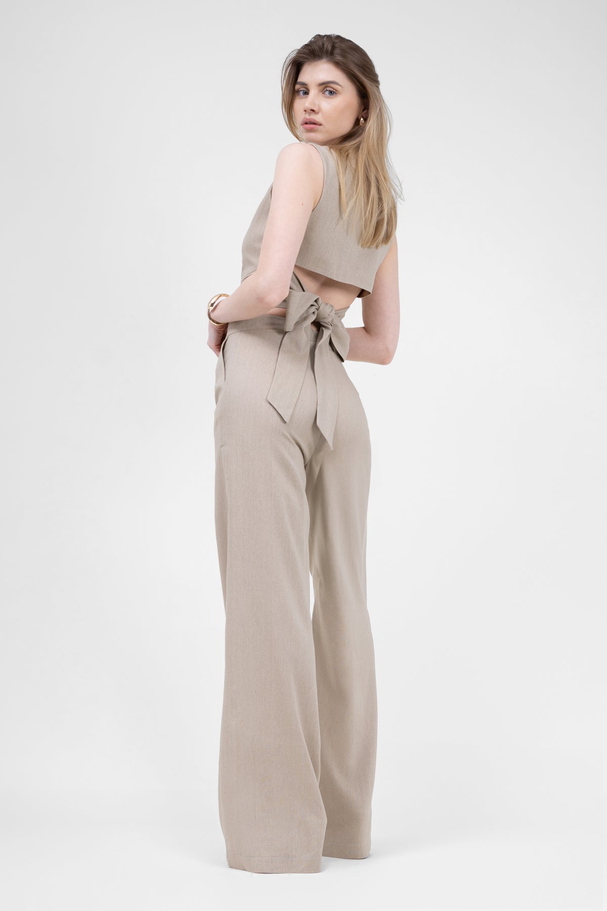 Costum bej cu vesta decupata si pantaloni drepti