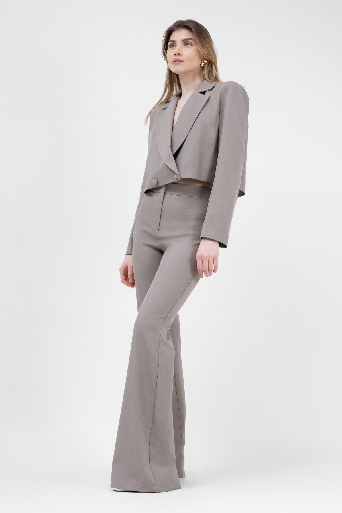 Costum bej cu sacou cropped si pantaloni evazati