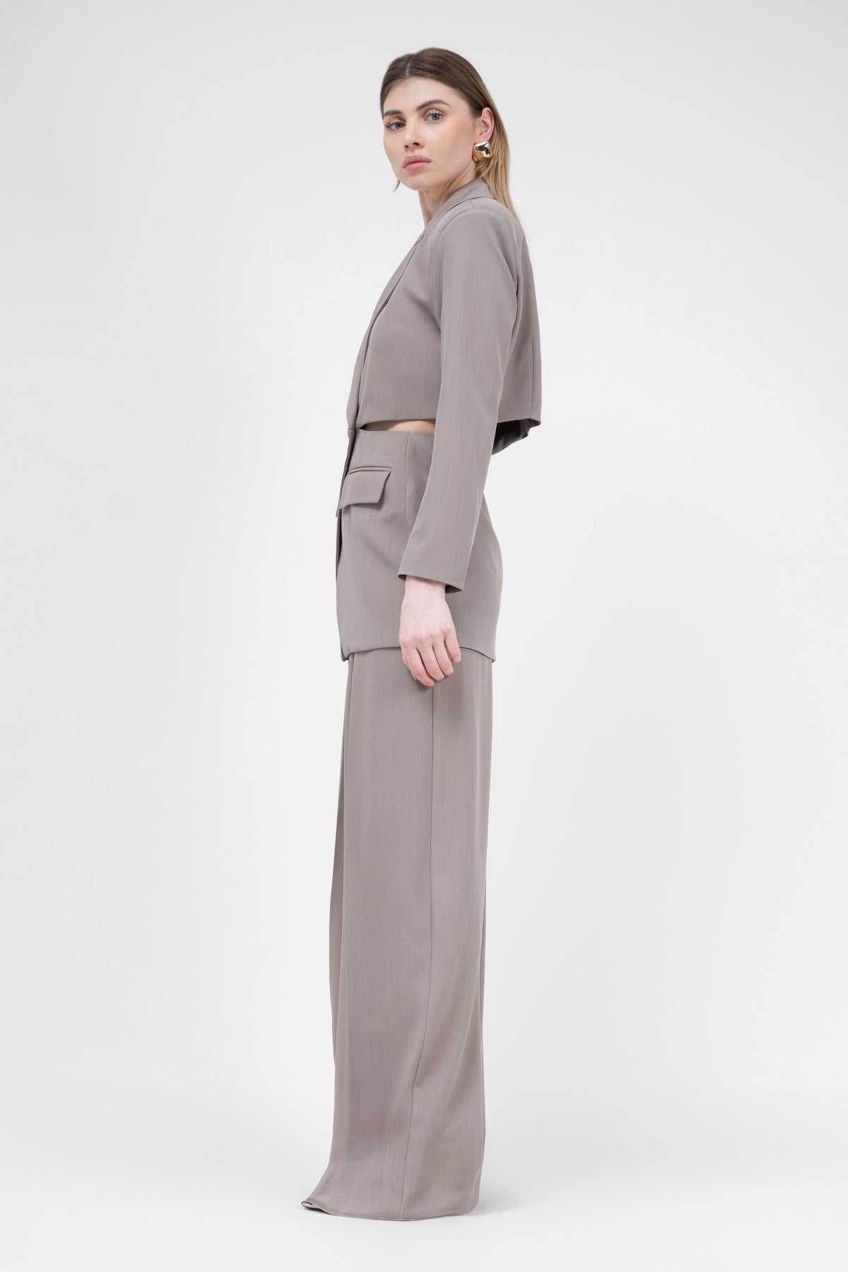 Costum bej cu sacou decupat si pantaloni ultra wide leg