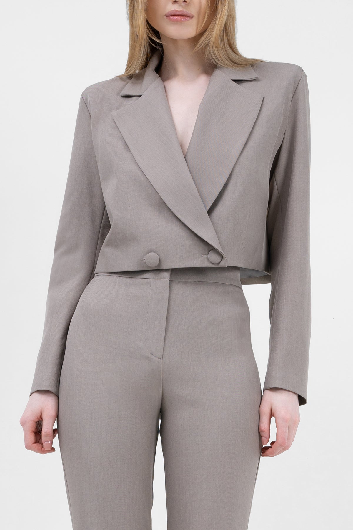 Costum bej cu sacou cropped si pantaloni evazati