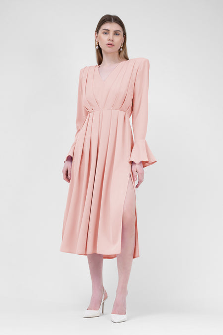 Rochie midi corai cu pliuri si umeri proeminenti