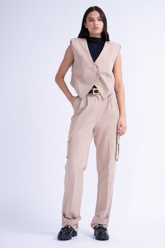 Costume beige avec gilet asymétrique et pantalon cargo