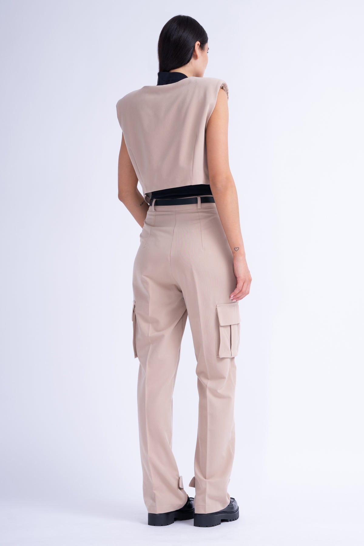 Costum Bej cu Vesta Asimetrica si Pantaloni Cargo