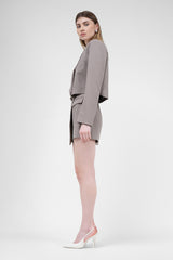 Costume beige avec blazer court et jupe-short