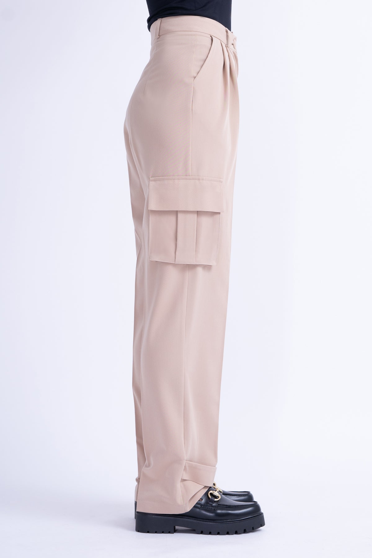 Costum Bej cu Vesta Asimetrica si Pantaloni Cargo