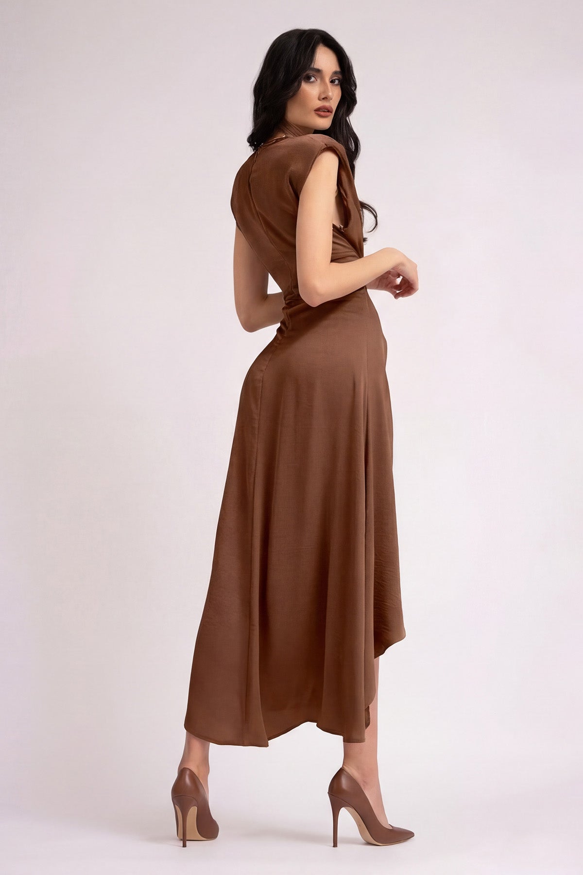 Rochie midi maro cu umeri supradimensionati si crapatura pe picior