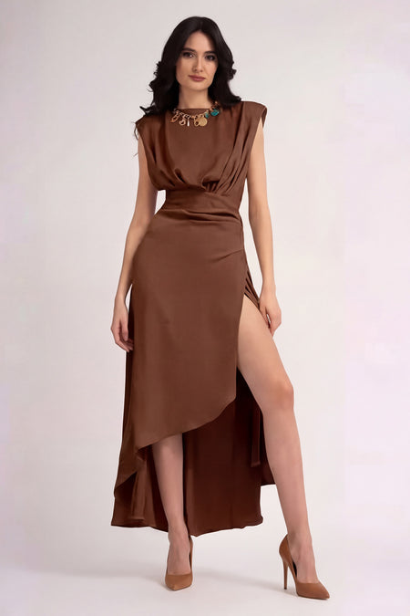 Rochie midi maro cu umeri supradimensionati si crapatura pe picior