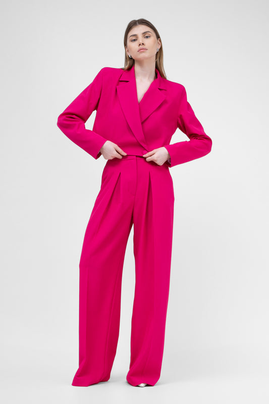 Costume fuchsia avec blazer court et pantalon ultra large