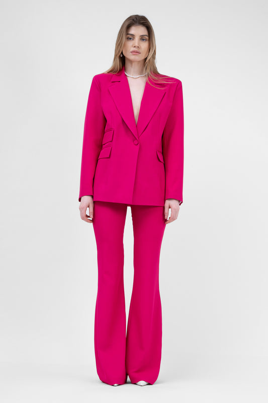 Costume fuchsia avec blazer classique à double poche et pantalon évasé