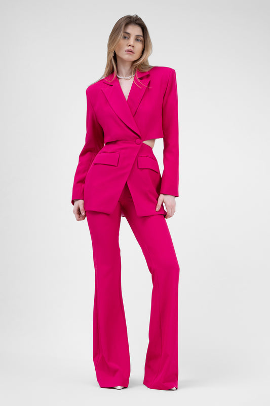 Costum fuchsia cu sacou decupat si pantaloni evazati