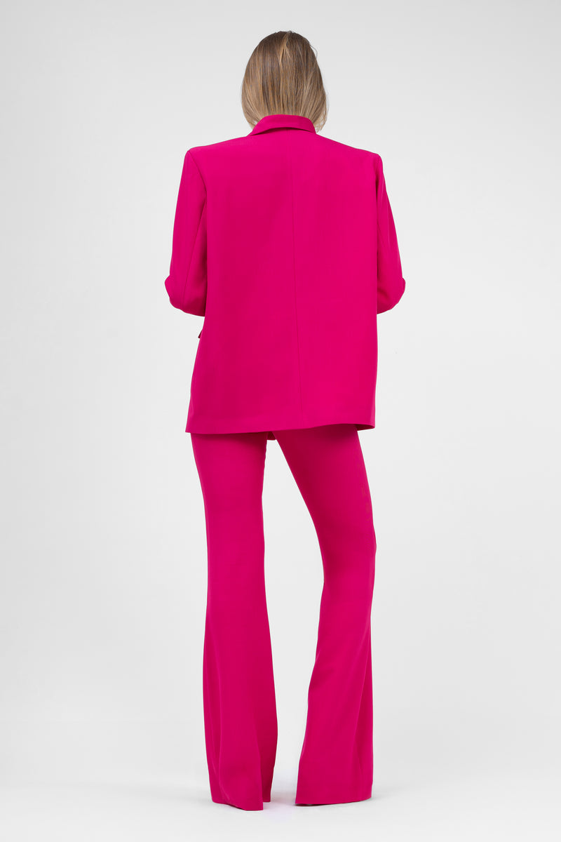 Costum fuchsia cu sacou regular cu buzunar dublu si pantaloni evazati