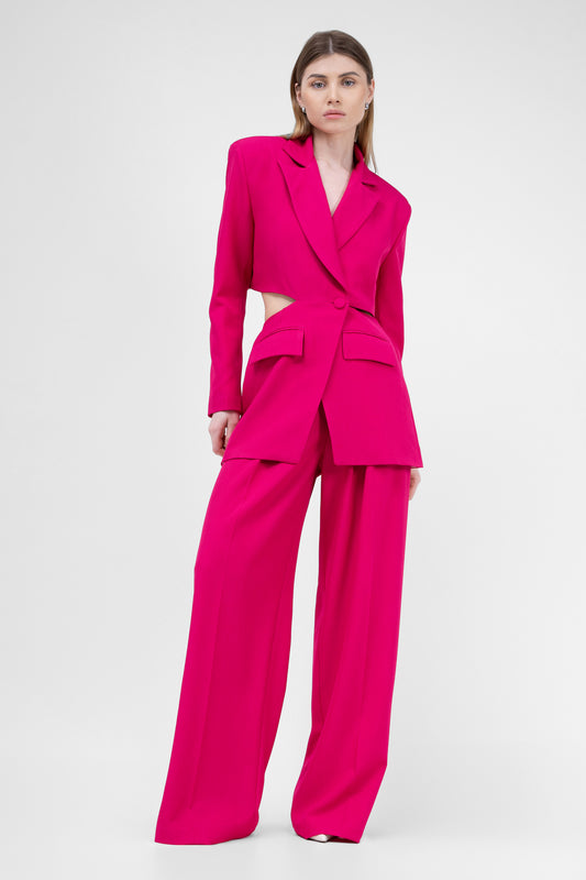 Costum fuchsia cu sacou decupat si pantaloni ultra wide leg