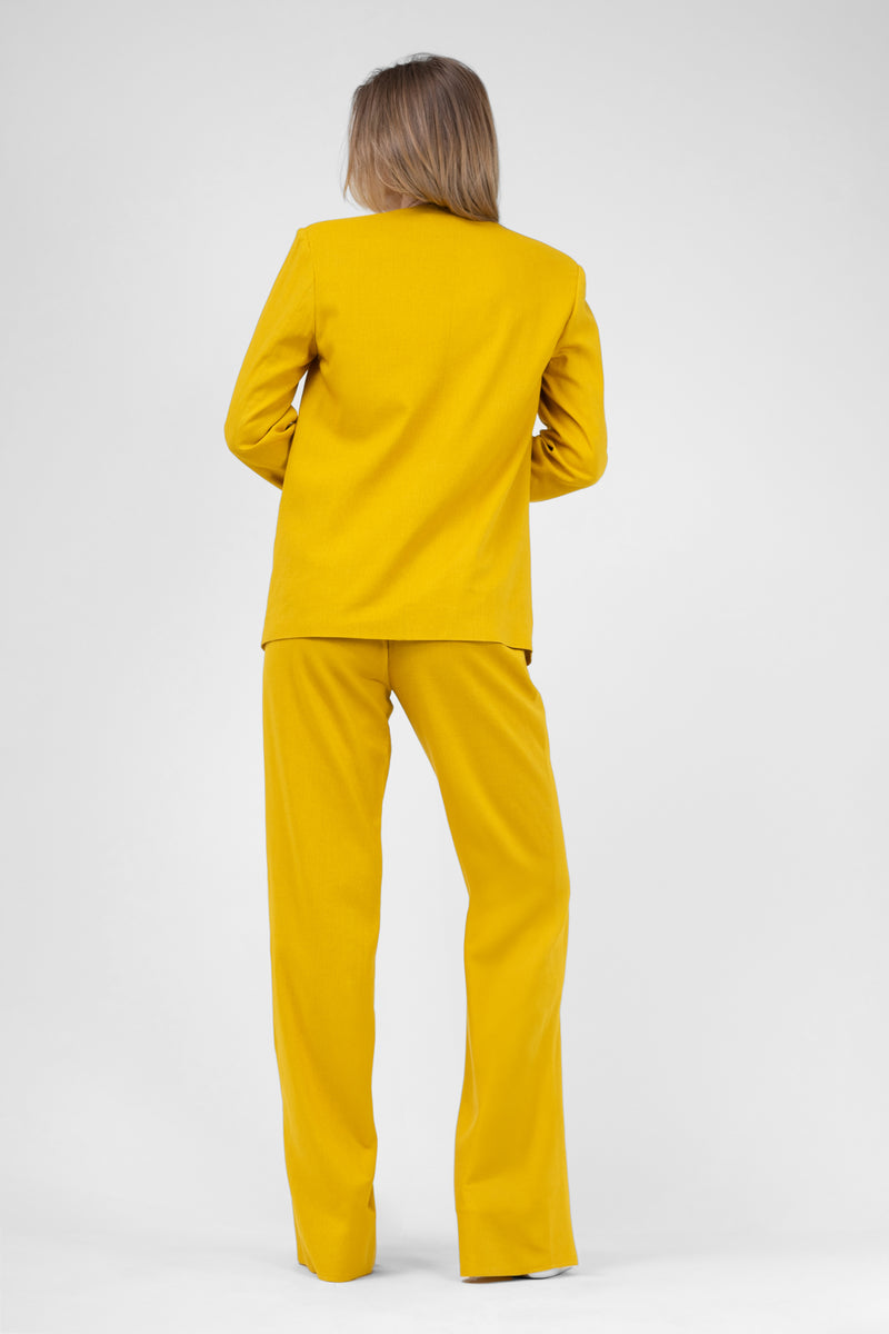 Costum galben de in cu sacou si pantaloni drepti