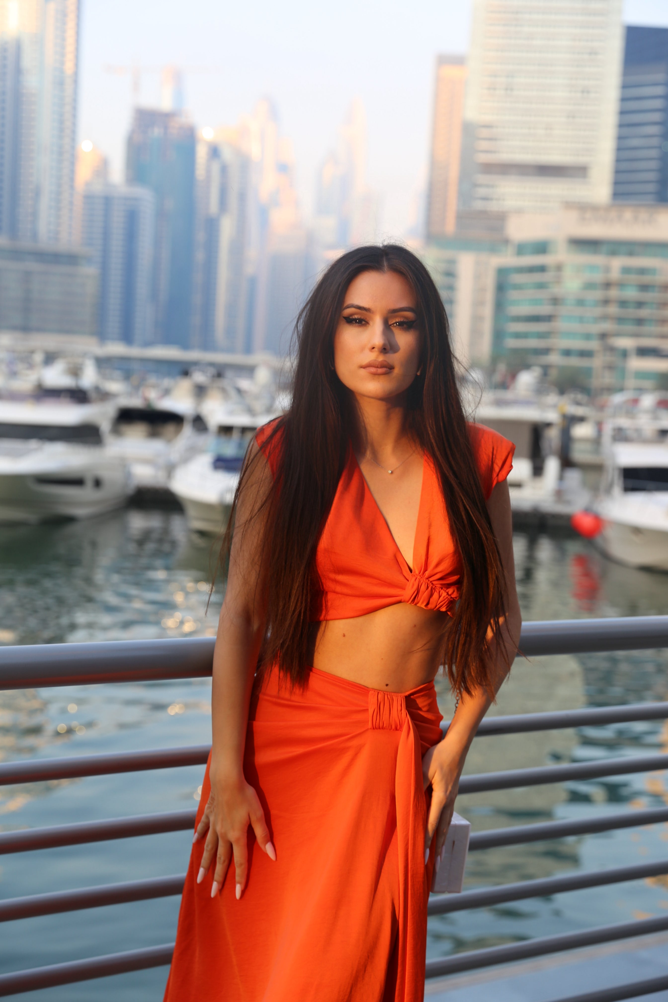 Set portocaliu cu top si fusta midi cu nod