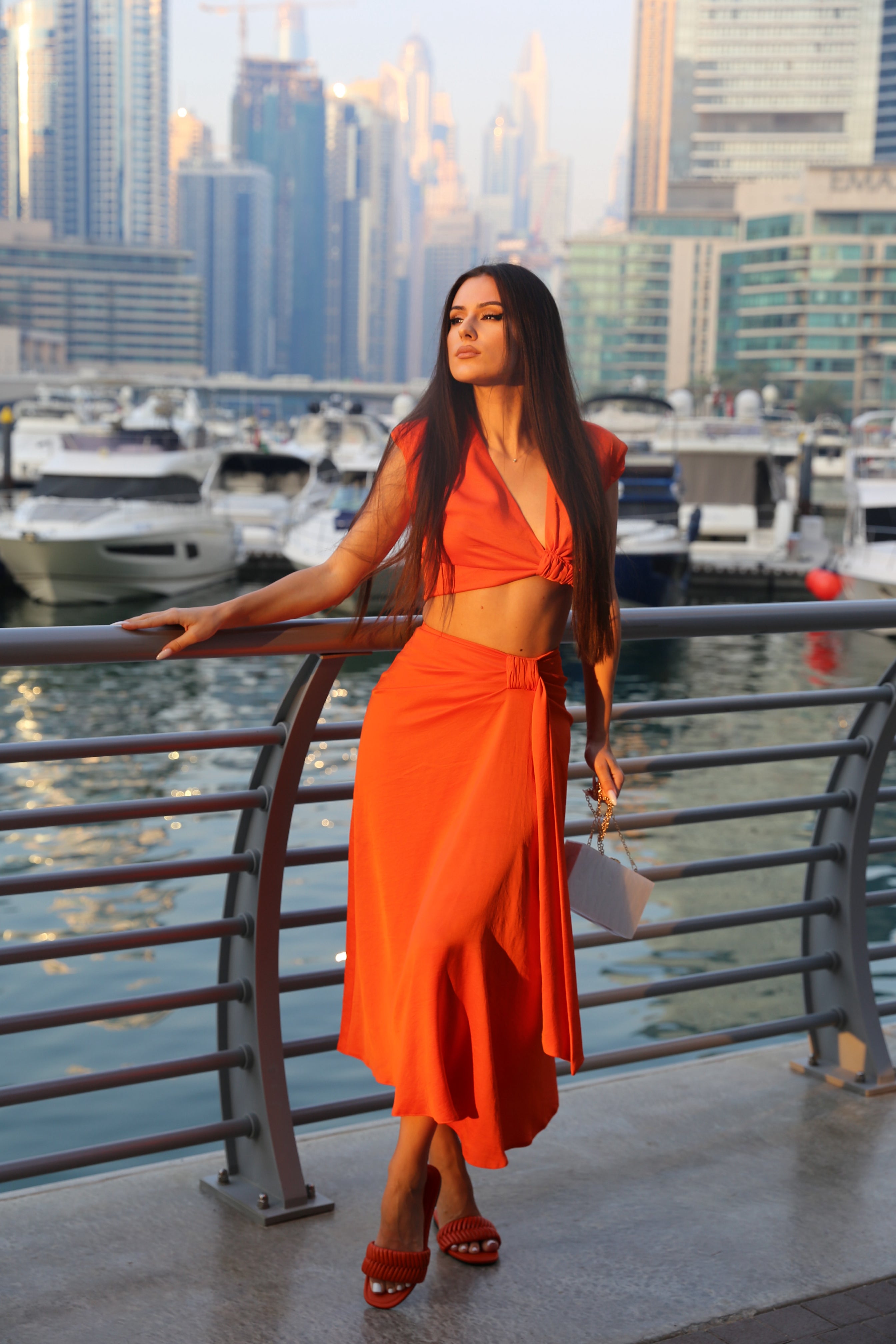 Set portocaliu cu top si fusta midi cu nod