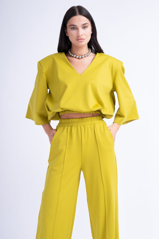 Ensemble assorti vert citron avec chemisier et pantalon large