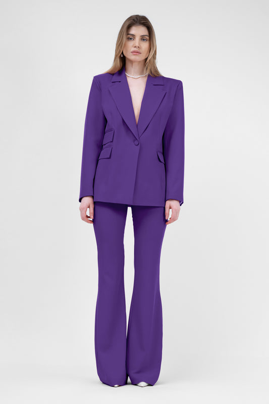 Costume violet foncé avec blazer classique avec double poche et pantalon évasé