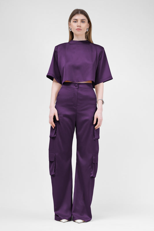 Ensemble assorti violet foncé avec t-shirt et pantalon cargo