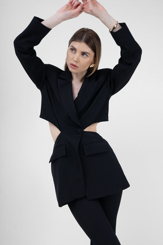 Costume noir avec blazer à découpe à la taille et pantalon évasé