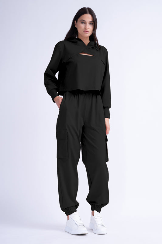 Ensemble assorti noir avec sweat à capuche découpé et pantalon cargo