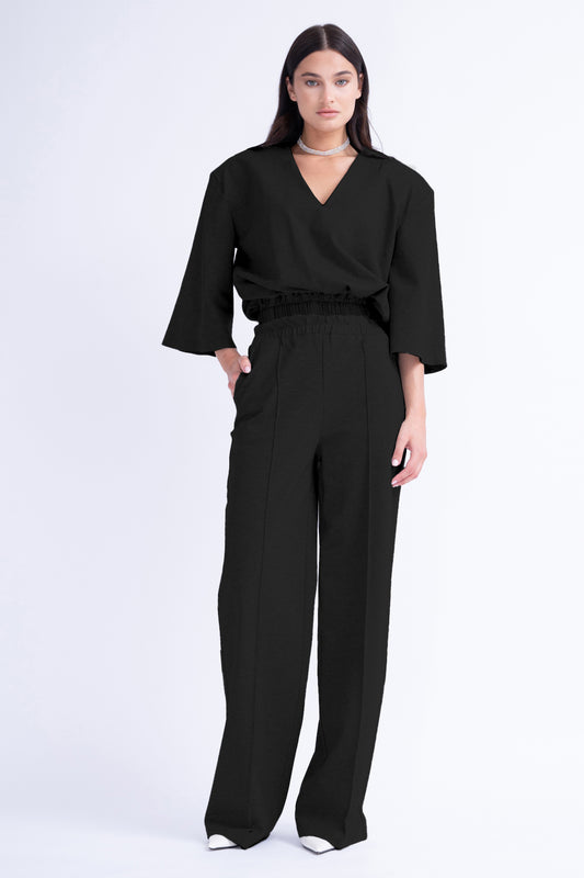 Ensemble assorti noir avec chemisier et pantalon large